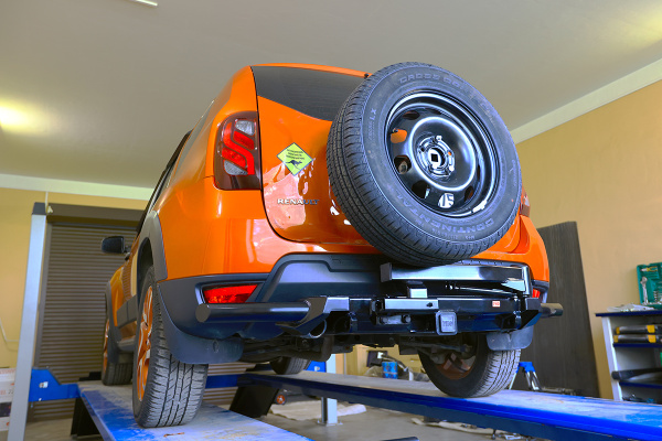 Бампер РИФ силовой задний Renault Duster 2010-2020 c квадратом под фаркоп и калиткой Бампер РИФ силовой задний Renault Duster 2010-2020 c квадратом под фаркоп и калиткой