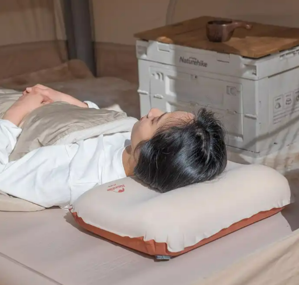 4 Подушка самонадувающаяся Naturehike 46x30x17см, бежевая 4 Подушка самонадувающаяся Naturehike 46x30x17см, бежевая