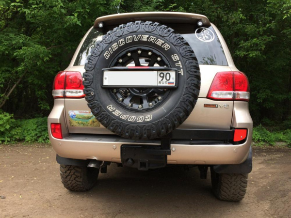 Калитка РИФ с фаркопом в штатный задний бампер Toyota Land Cruiser 200 2008-2015 под штатное колесо, с подсветкой номера