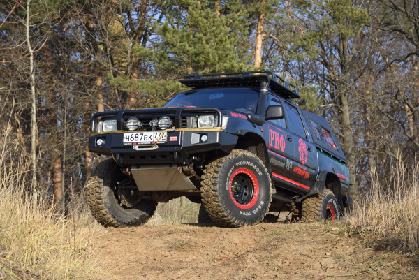 Бампер РИФ передний Toyota Hilux 1983-1997 с доп. фарами и защитной дугой Бампер РИФ передний Toyota Hilux 1983-1997 с доп. фарами и защитной дугой