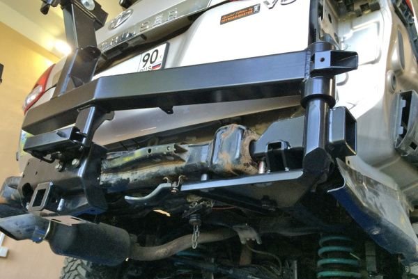 Калитка РИФ с фаркопом в штатный бампер Toyota Land Cruiser 200 2008-2015 под нештатное колесо, с подсветкой номера