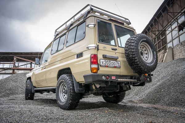 Бампер РИФ силовой задний Toyota Land Cruiser 78 с квадратом под фаркоп, калиткой и фонарями Бампер РИФ силовой задний Toyota Land Cruiser 78 с квадратом под фаркоп, калиткой и фонарями