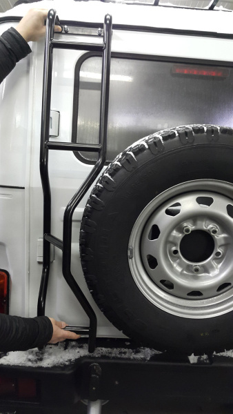 Лестница РИФ для УАЗ Хантер под штатное запасное колесо Лестница РИФ для УАЗ Хантер под штатное запасное колесо