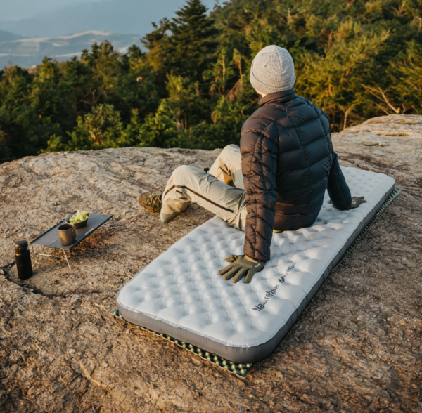 Коврик надувной Naturehike 196х64х10 см, серебристый карбон