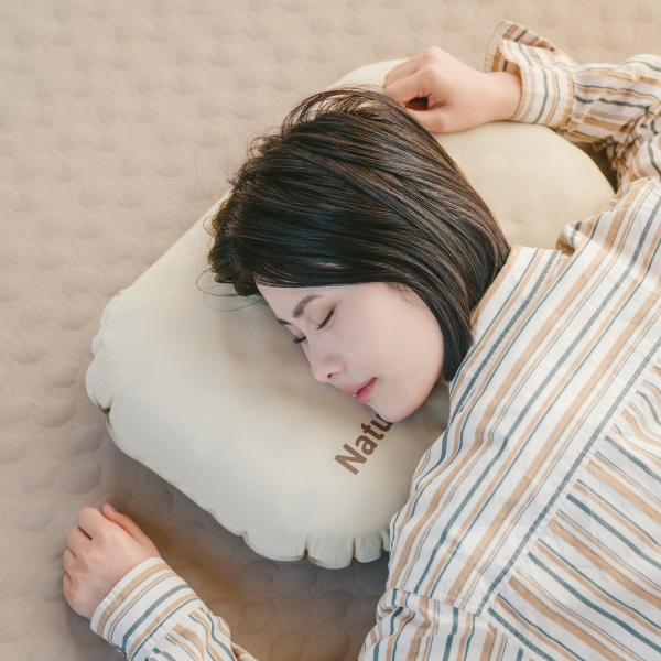 4 Подушка надувная Naturehike 52х32x12 см, бежевая 4 Подушка надувная Naturehike 52х32x12 см, бежевая