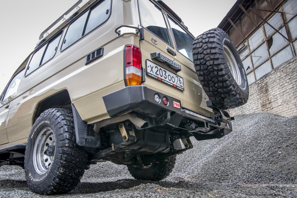 Бампер РИФ силовой задний Toyota Land Cruiser 78 с квадратом под фаркоп, калиткой и фонарями Бампер РИФ силовой задний Toyota Land Cruiser 78 с квадратом под фаркоп, калиткой и фонарями